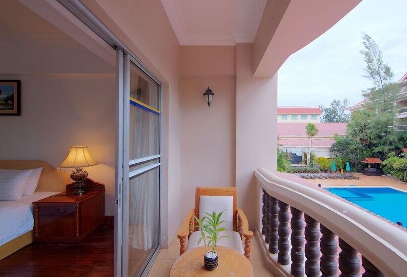 اتاق لوکس با چشم‌انداز استخر, Somadevi Angkor Resort & Spa