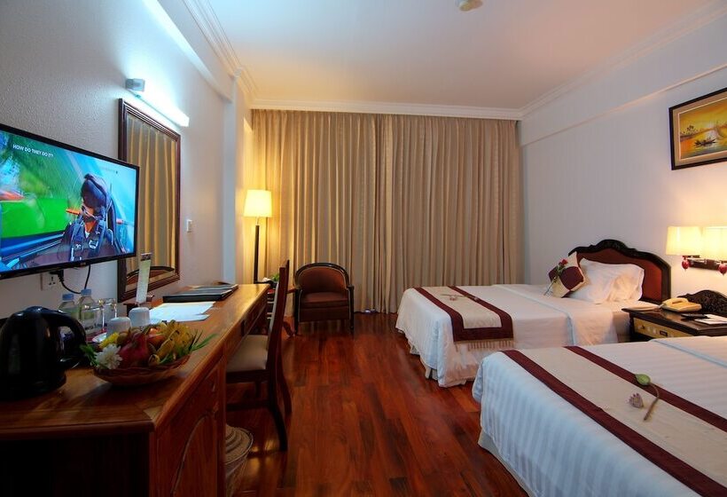 اتاق لوکس با چشم‌انداز استخر, Somadevi Angkor Resort & Spa