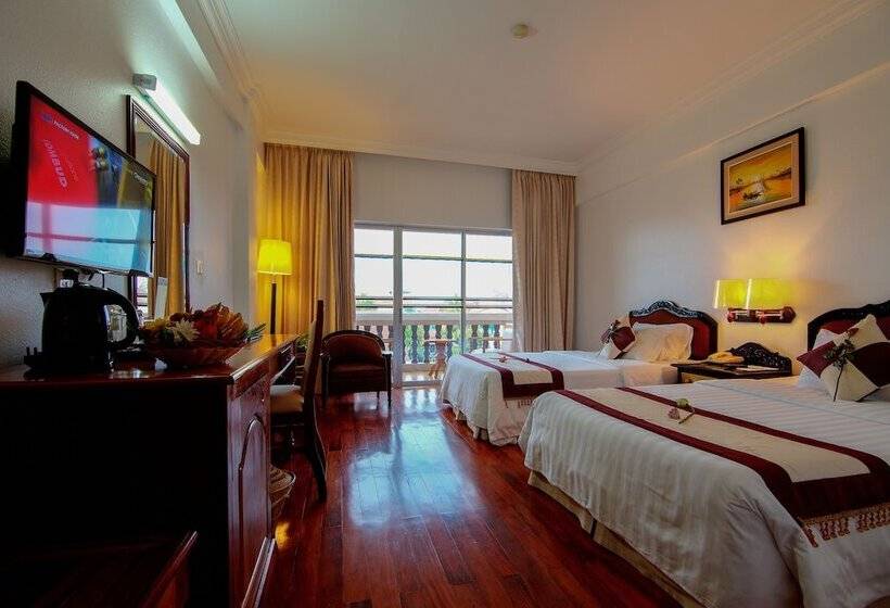 اتاق لوکس با چشم‌انداز استخر, Somadevi Angkor Resort & Spa