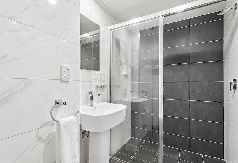 استودیوی لوکس, Landmark Resort
