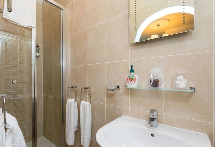 اتاق سوپریور, The Lawn Guest House Gatwick