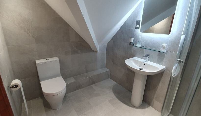 اتاق استاندارد سه نفره, The Lawn Guest House Gatwick