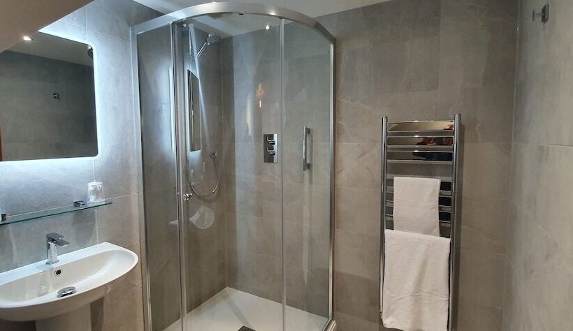 اتاق استاندارد سه نفره, The Lawn Guest House Gatwick