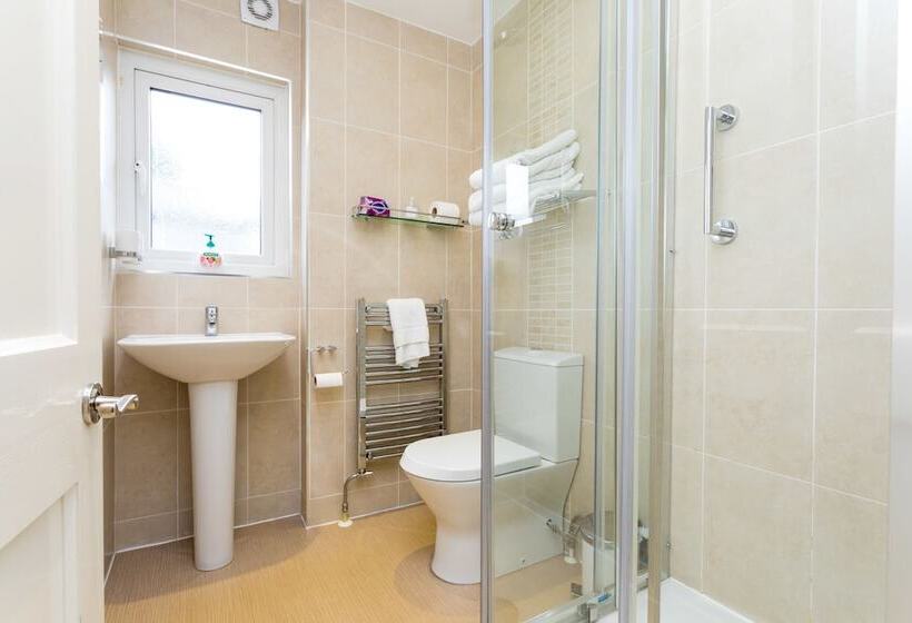 اتاق خانوادگی, The Lawn Guest House Gatwick