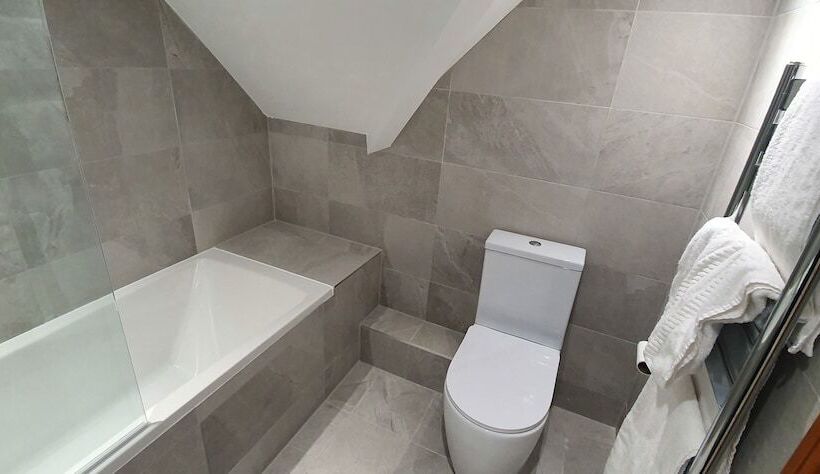 اتاق خانوادگی, The Lawn Guest House Gatwick