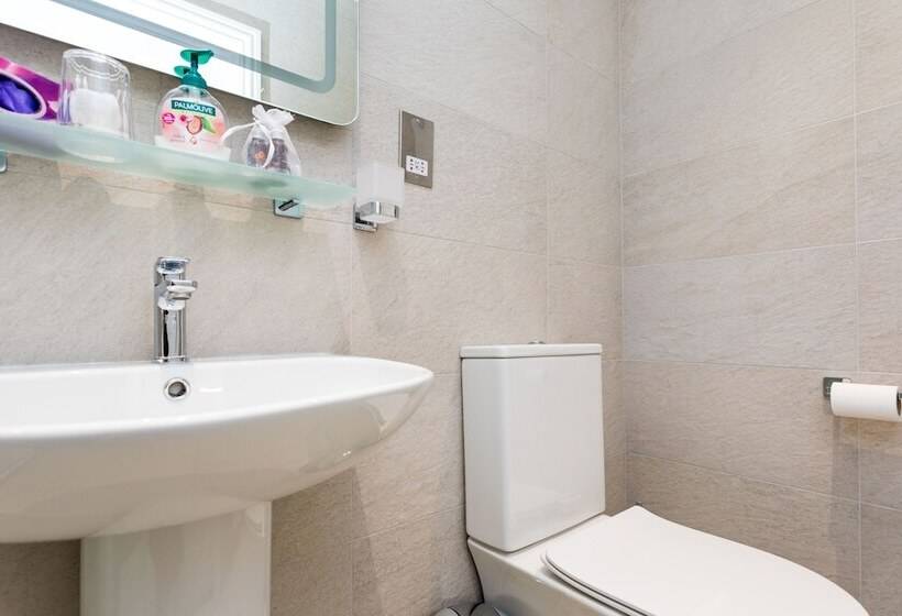 اتاق سوپریور در طبقه همکف, The Lawn Guest House Gatwick