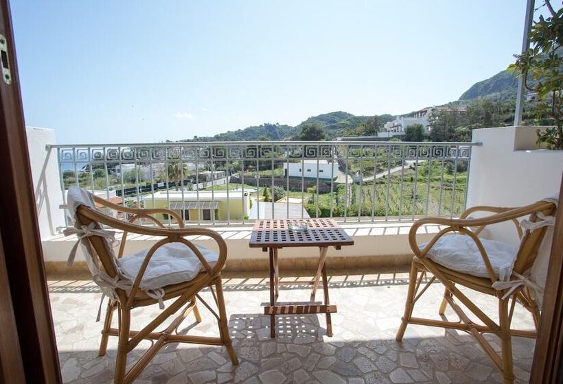 اتاق لوکس با چشم‌انداز دریا, Tritone Lipari