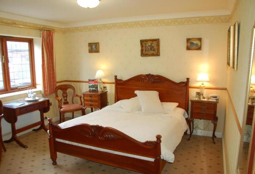 Executive Room, Albright Hussey Manor