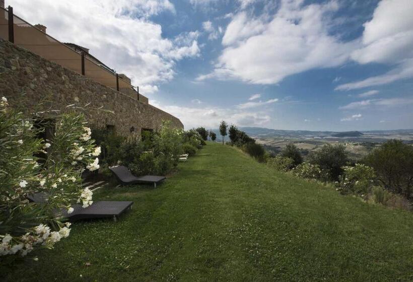 سوئیت جونیور با تراس, Castello Di Velona Resort, Thermal Spa & Winery