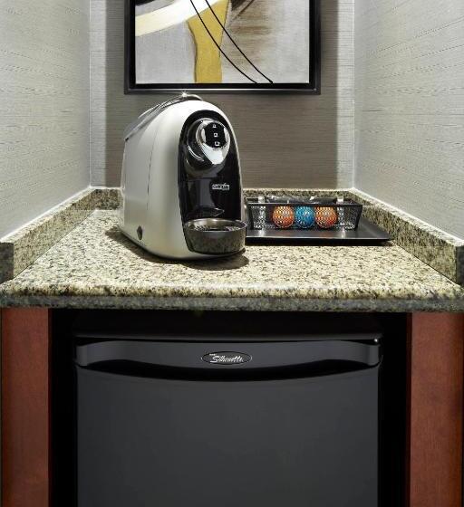 חדר סטנדרט עם מיטת קינג, Courtyard By Marriott Montreal Airport