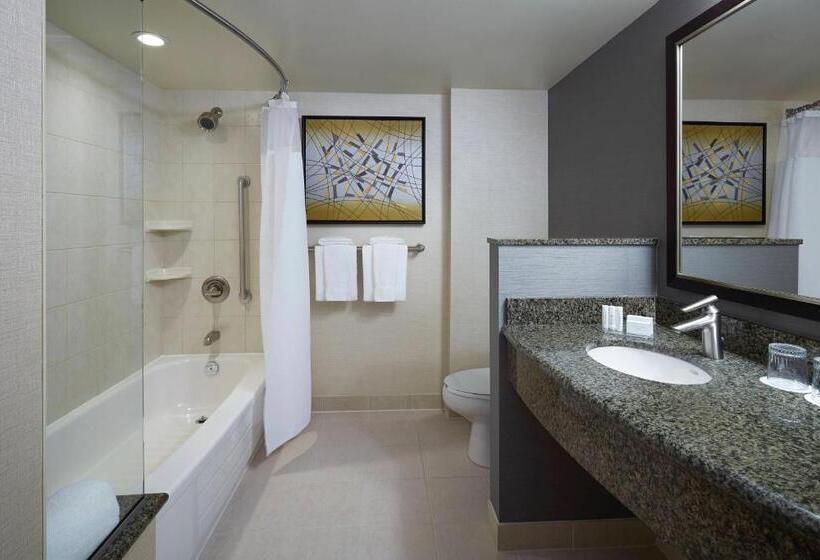 חדר סופריור, Courtyard By Marriott Montreal Airport