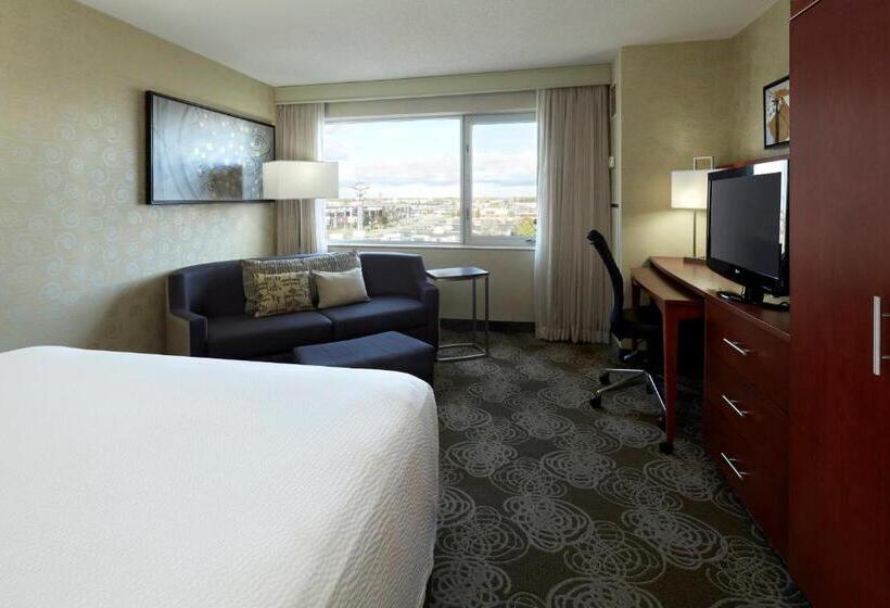 חדר סטנדרט עם מיטת קינג, Courtyard By Marriott Montreal Airport