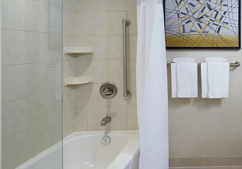 חדר סטנדרט עם מיטת קינג, Courtyard By Marriott Montreal Airport