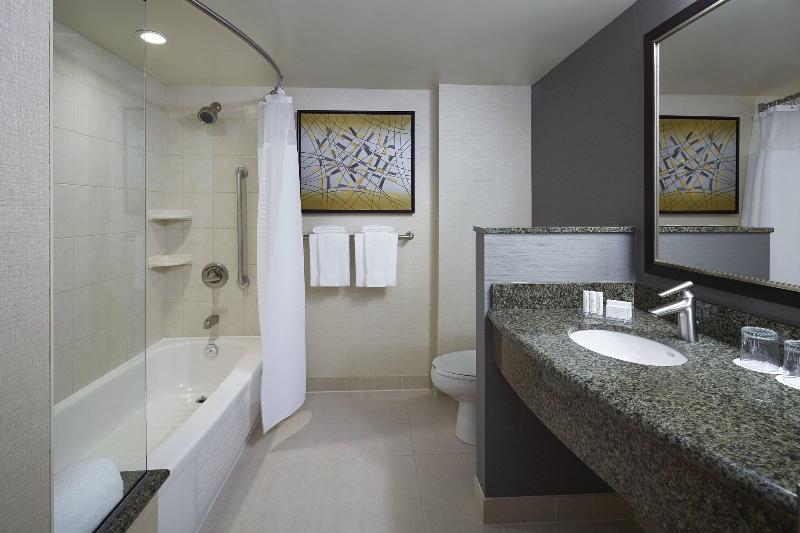 חדר סטנדרט עם מיטת קינג, Courtyard By Marriott Montreal Airport
