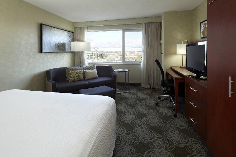 חדר סטנדרט עם מיטת קינג, Courtyard By Marriott Montreal Airport