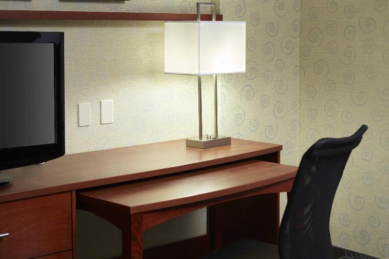 חדר סטנדרט עם מיטת קינג, Courtyard By Marriott Montreal Airport