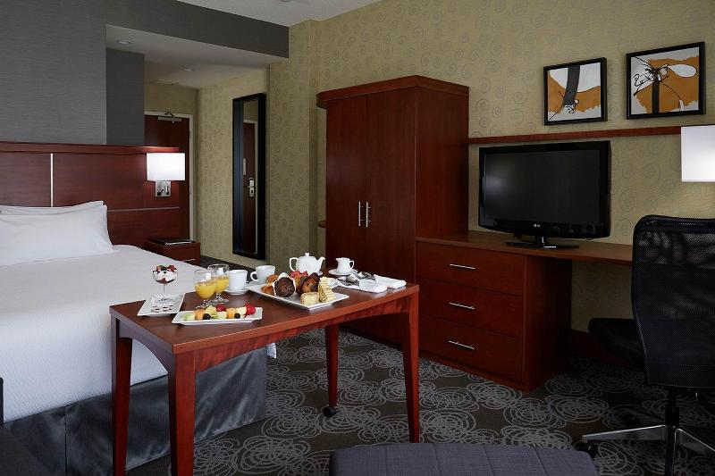חדר סטנדרט עם מיטת קינג, Courtyard By Marriott Montreal Airport