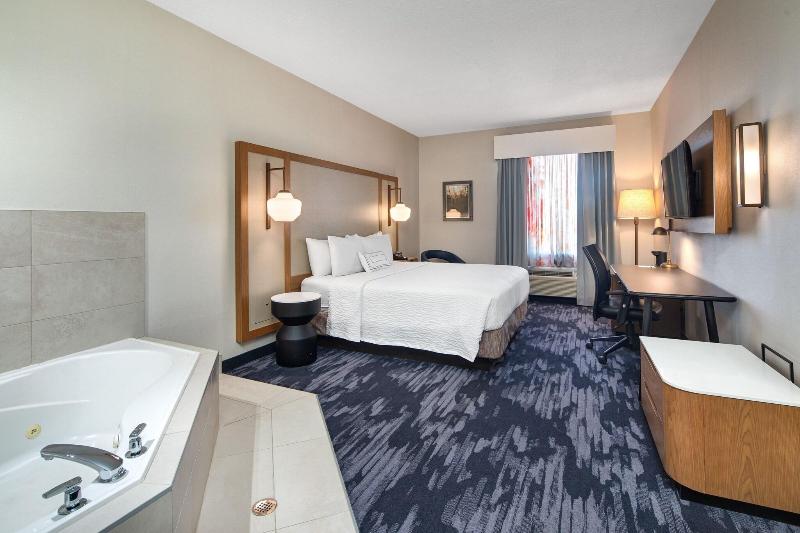 اتاق استاندارد با تخت بزرگ, Fairfield Inn By Marriott Toronto Oakville