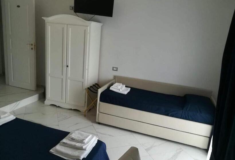 اتاق استاندارد سه تخته با چشم‌انداز, Colosseo Rooms Imperial Rome