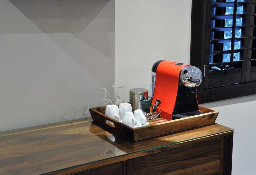 اتاق لوکس, Unique Stays   1595 St Denis