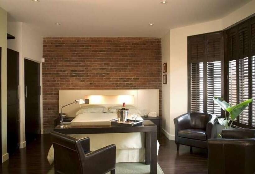 سوییت, Unique Stays   1595 St Denis