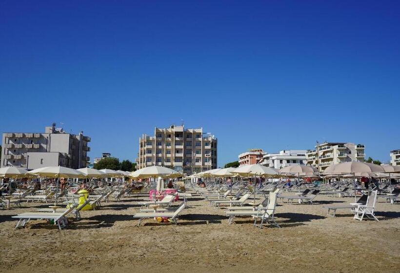 سوییت جونیور با چشم‌انداز دریا, Life