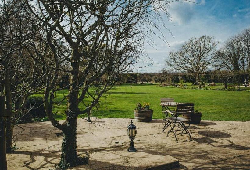 Superior Room Garden View, Stanton Manor