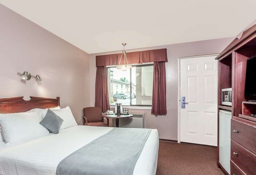 Standard Room Adapted for people with reduced mobility, Super 8 By Wyndham Lake Country/winfield Area