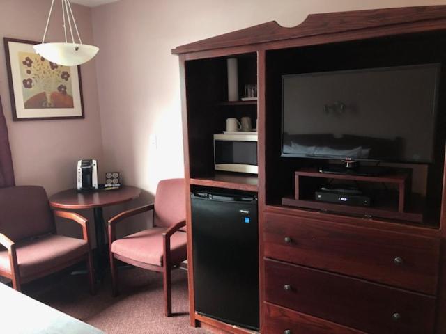 Standard Room, Super 8 By Wyndham Lake Country/winfield Area