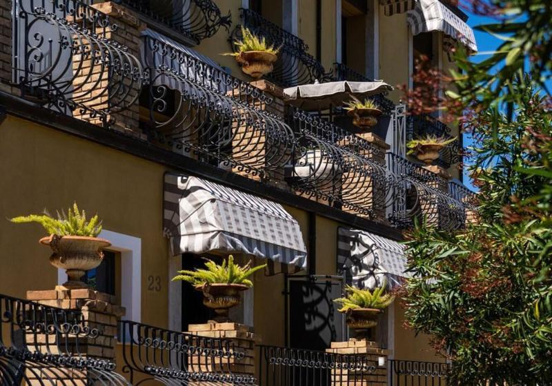 سوئیت جونیور با چشم‌انداز باغ, Villa Carlotta