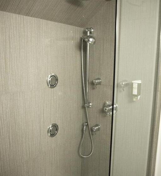 מיטת קינג בסוויטה, Admiral Inn Mississauga