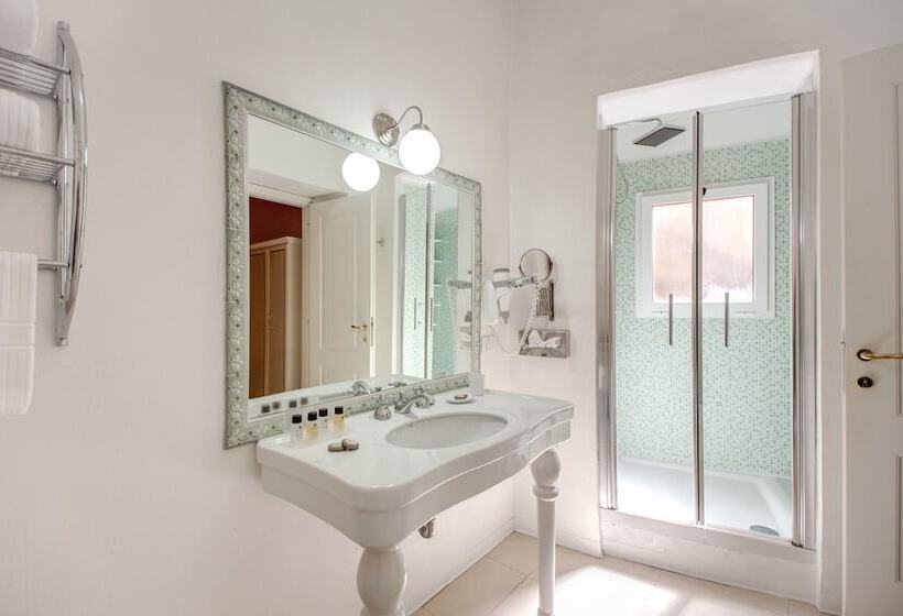 اتاق استاندارد سه نفره, Relais Fontana Di Trevi