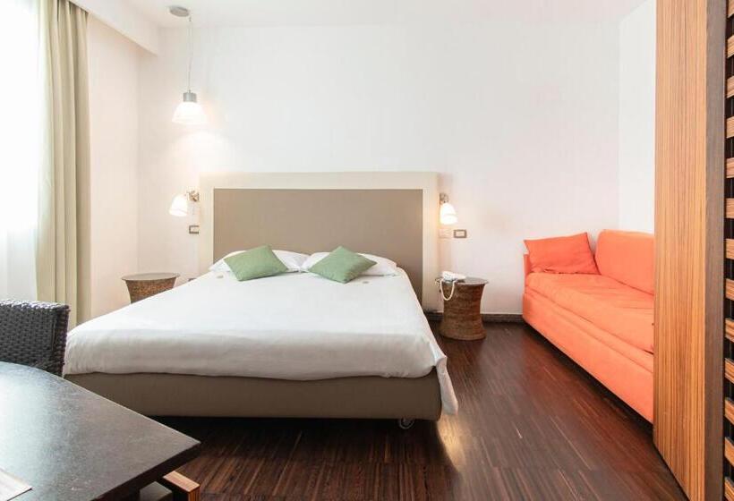 اتاق کلاسیک سه تخته, Marina 10 Design Hotel & Spa