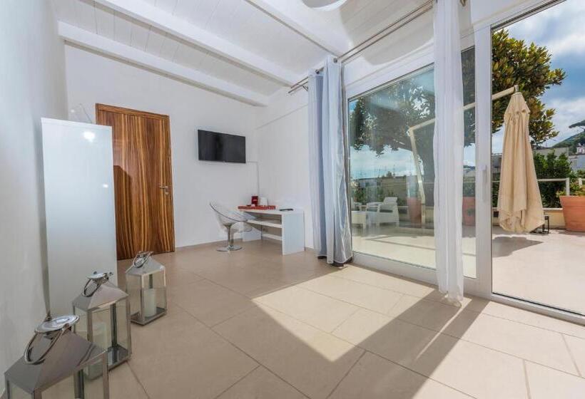 سوئیت جونیور با تراس, Marina 10 Design Hotel & Spa