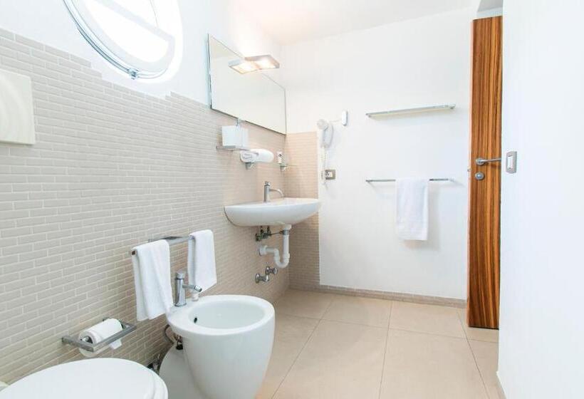 اتاق کلاسیک چهارنفره, Marina 10 Design Hotel & Spa
