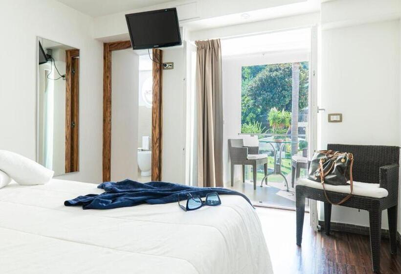 اتاق کلاسیک چهارنفره, Marina 10 Design Hotel & Spa