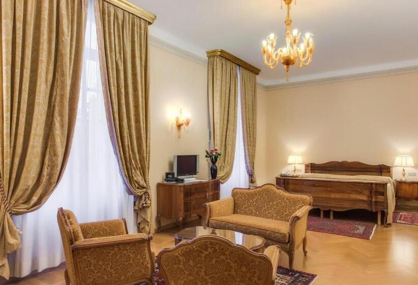 سوییت جونیور, Villa Fenaroli Palace