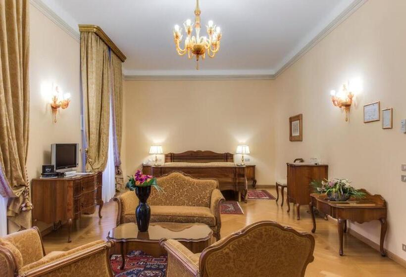 سوییت جونیور, Villa Fenaroli Palace