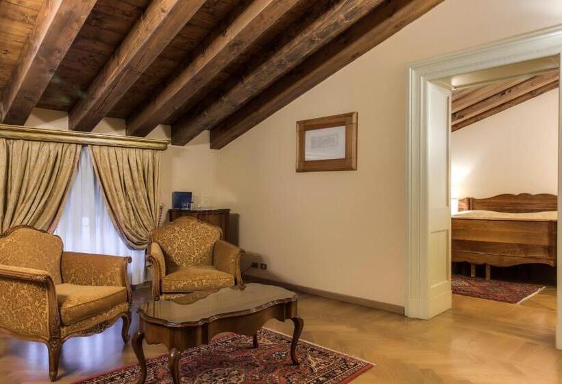 سوییت جونیور, Villa Fenaroli Palace