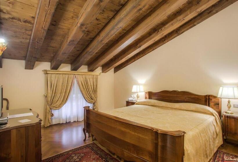 سوییت جونیور, Villa Fenaroli Palace