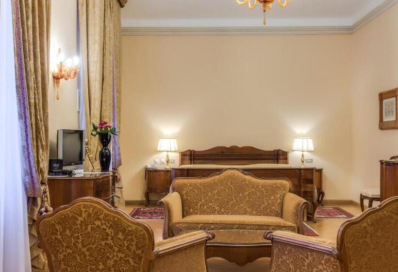 سوییت جونیور, Villa Fenaroli Palace