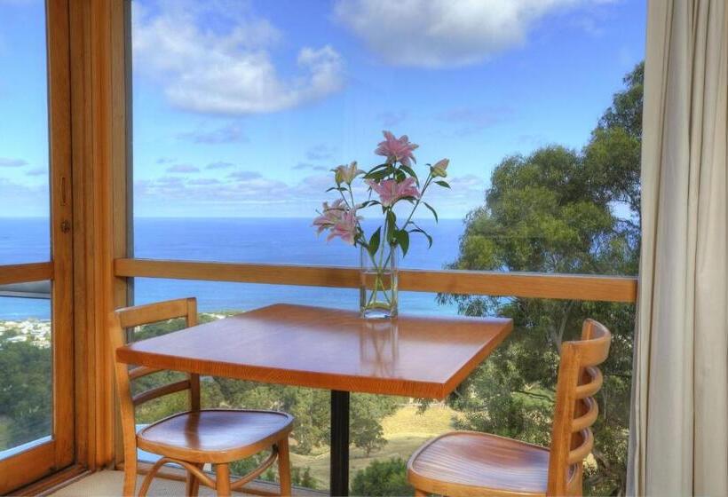 استودیوی استاندارد, Chris S Beacon Point Restaurant & Villas