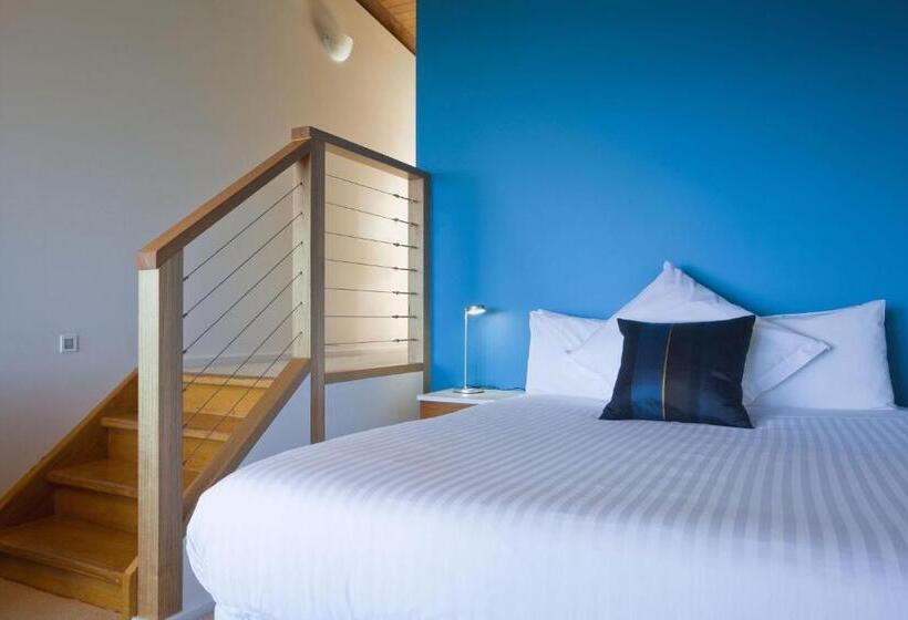 استودیوی استاندارد, Chris S Beacon Point Restaurant & Villas
