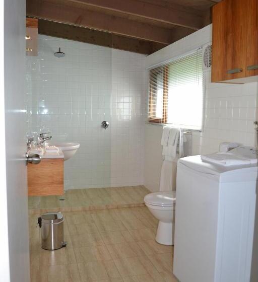 استودیوی استاندارد, Chris S Beacon Point Restaurant & Villas