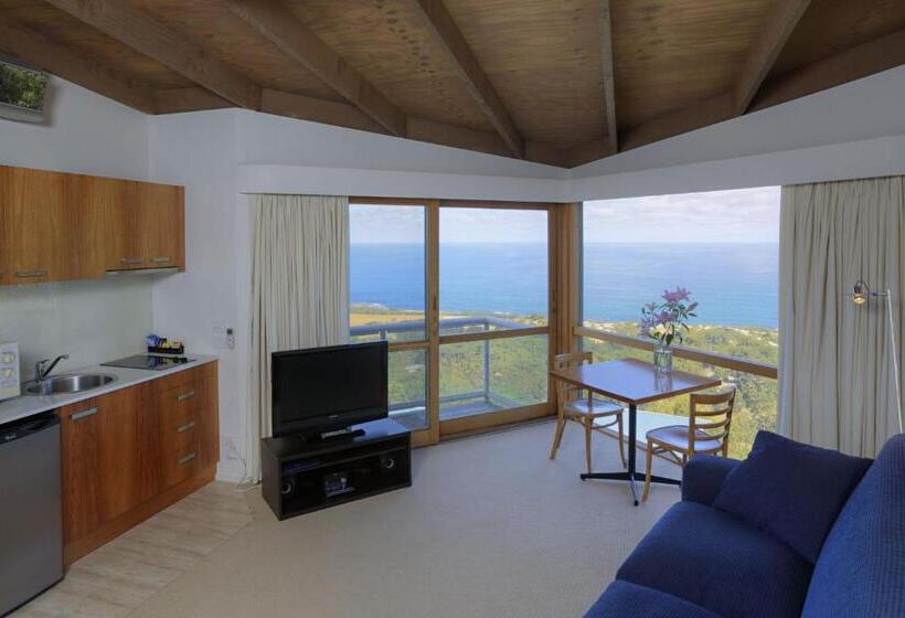 استودیوی استاندارد, Chris S Beacon Point Restaurant & Villas