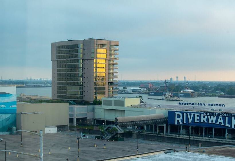 اتاق کلاب, New Orleans Marriott Warehouse Arts District