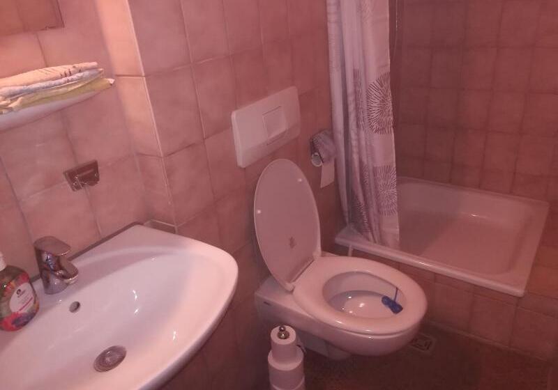 اتاق خانوادگی, Summit Motel