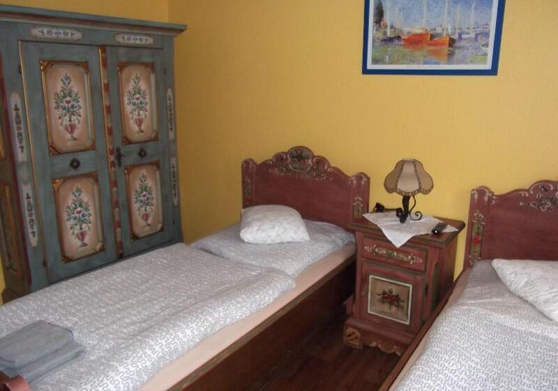اتاق خانوادگی, Summit Motel