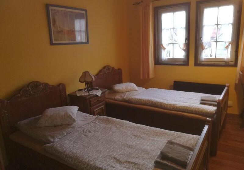 اتاق خانوادگی, Summit Motel