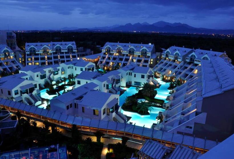 اتاق لوکس با چشم‌انداز استخر, Susesi Luxury Resort